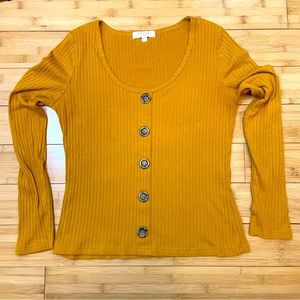 Full Circle Trends scoop neck top with decorative buttons, size XL.